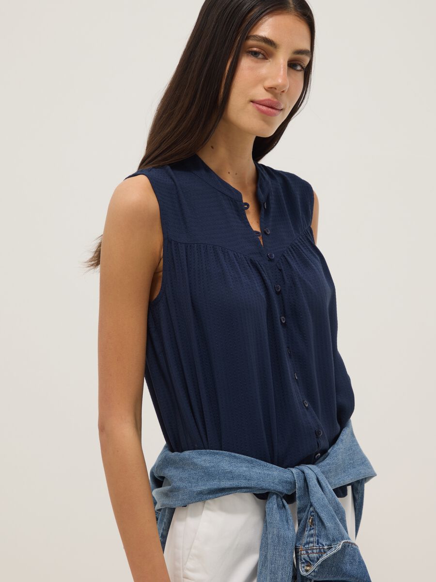 Blaue Regular-Fit-Bluse aus reiner Viskose mit bestickter Struktur_0