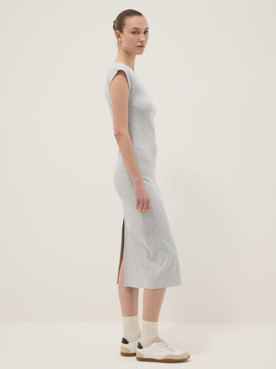 &Auml;rmelloses, figurbetontes Kleid aus elastischer Baumwolle in Grau_2