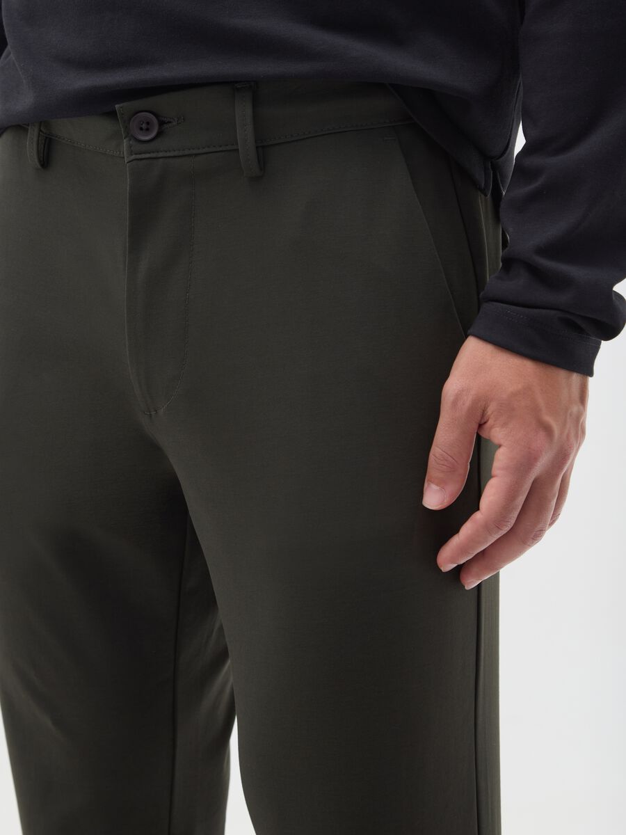 Green cotton blend regular fit chino trousers_3