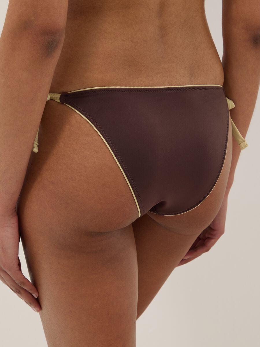 Brown stretch bikini bottoms with contrast tie sides_2