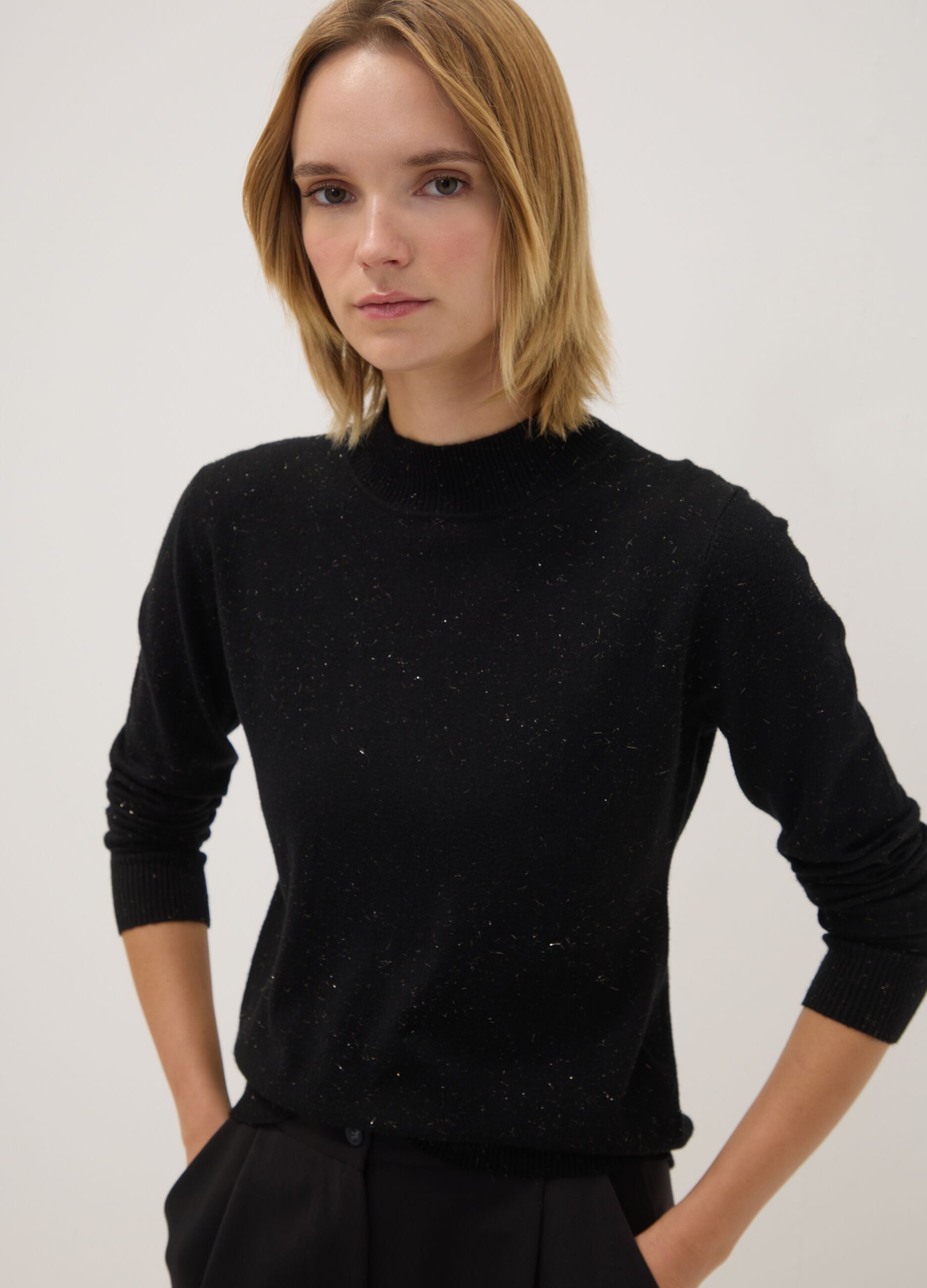 Schwarzer Pullover aus Viskosemix mit Stehkragen, Regular Fit