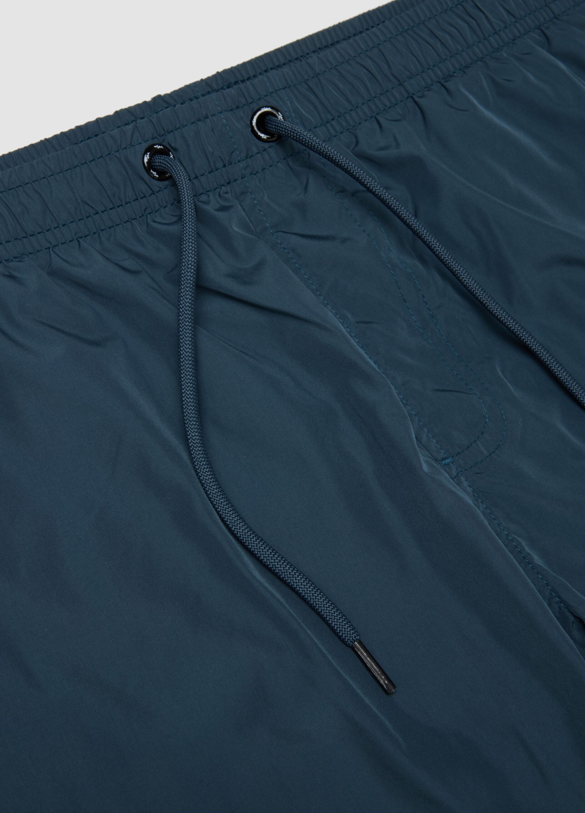 Blaue Badeshorts mit elastischem Bund und Kordelzug