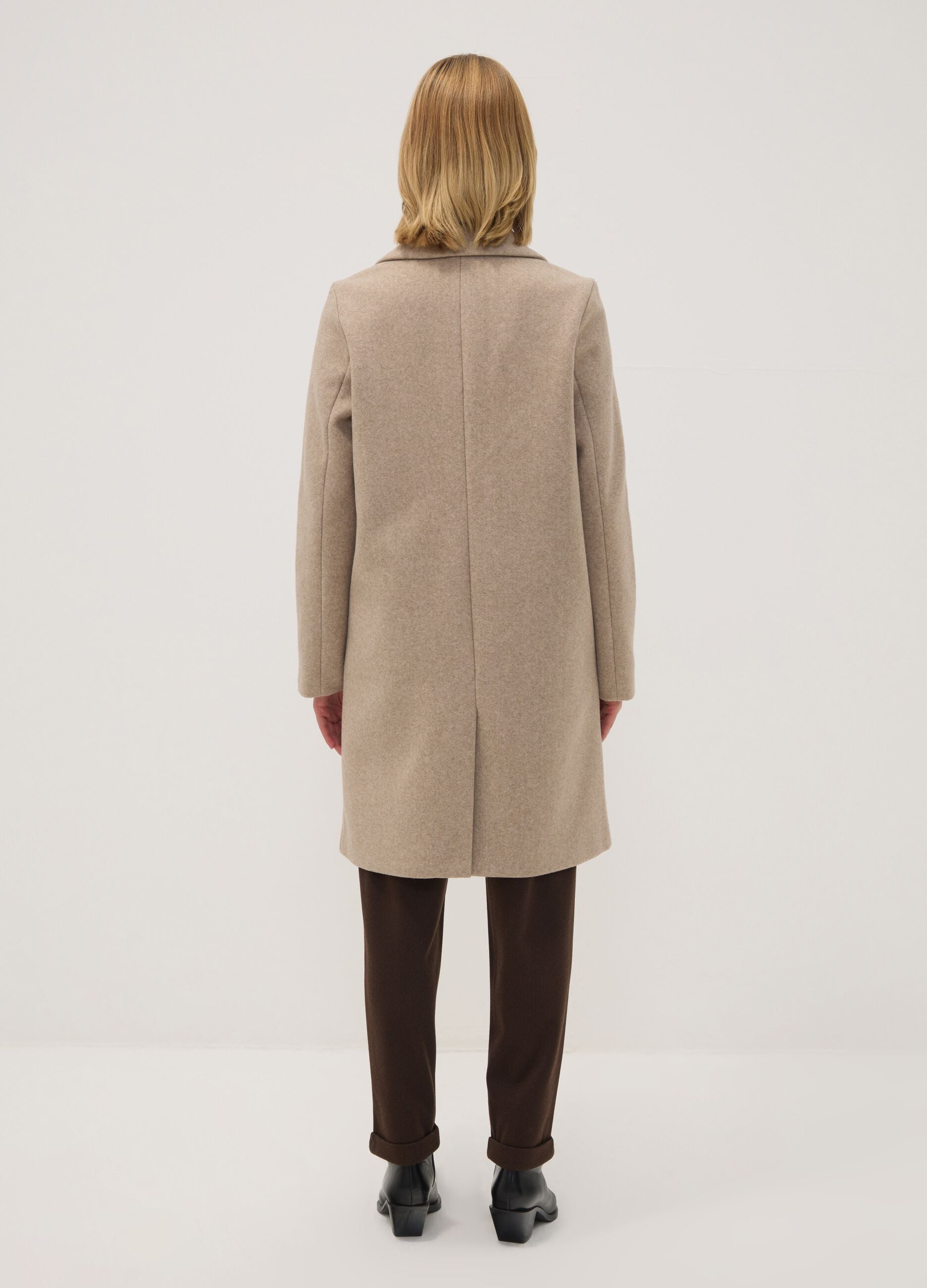 Casaco camel regular fit com lapelas e bot&otilde;es
