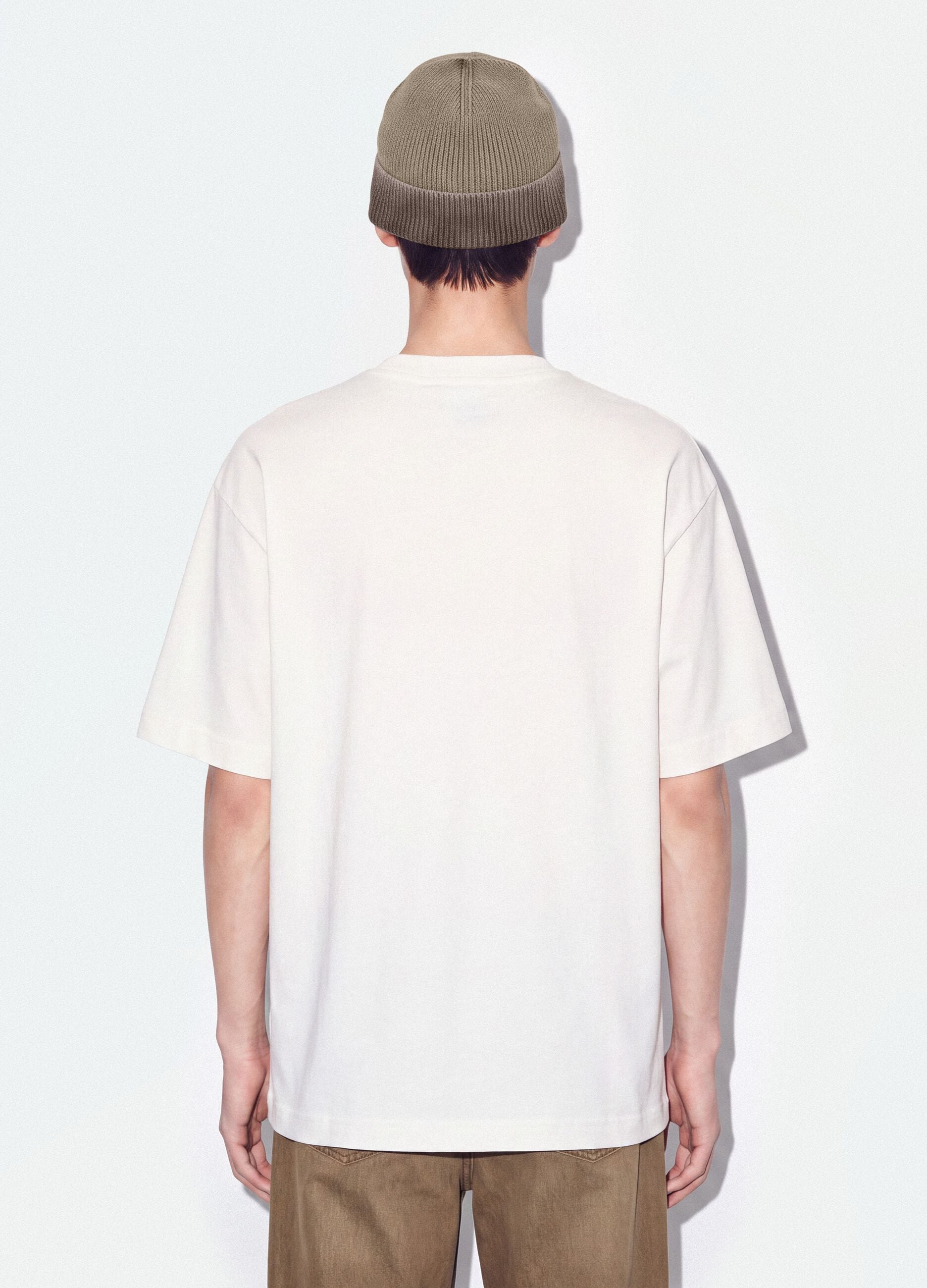 T-shirt branca em algod&atilde;o puro com gola redonda e bolso, corte boxy
