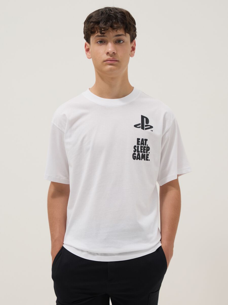 Camiseta blanca de ni&ntilde;o con logo de PlayStation en algod&oacute;n puro, corte relaxed_0