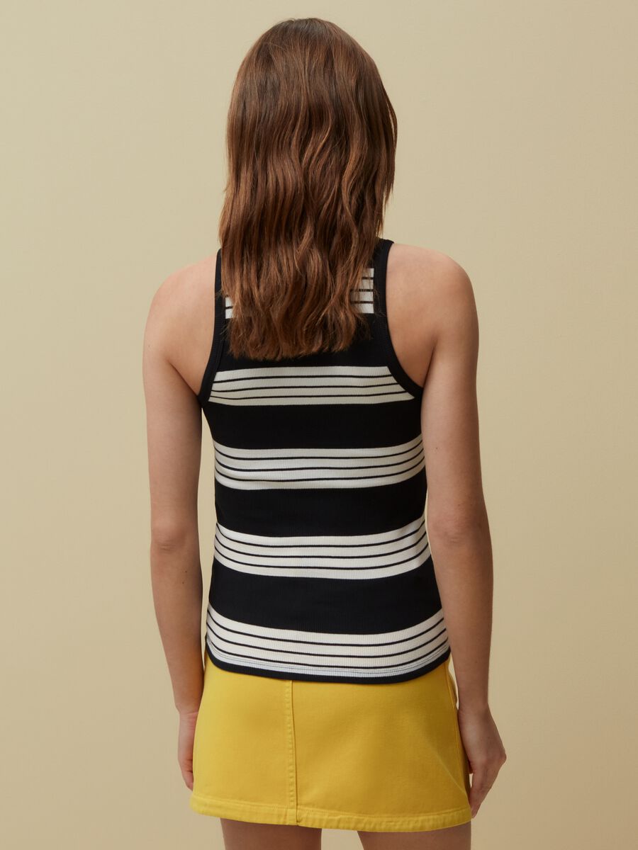 Ribbed tank top with striped pattern._2