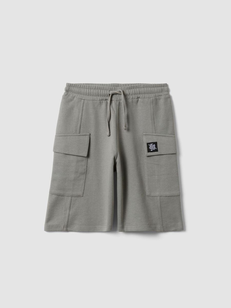 Bermuda gris de algod&oacute;n puro con bolsillos cargo para ni&ntilde;o, corte oversize_3