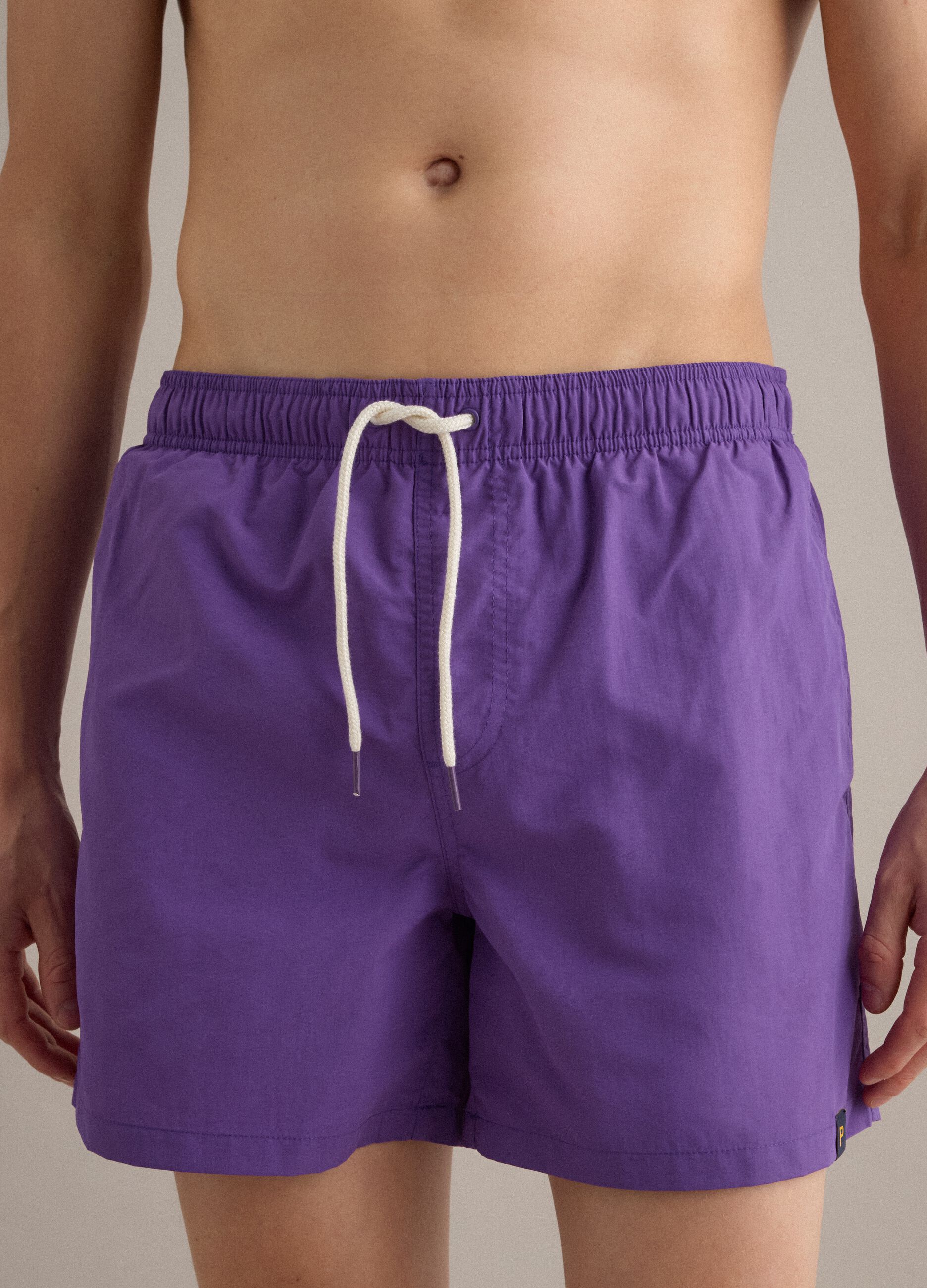 B&oacute;xer de ba&ntilde;o violeta con cintura el&aacute;stica y cord&oacute;n