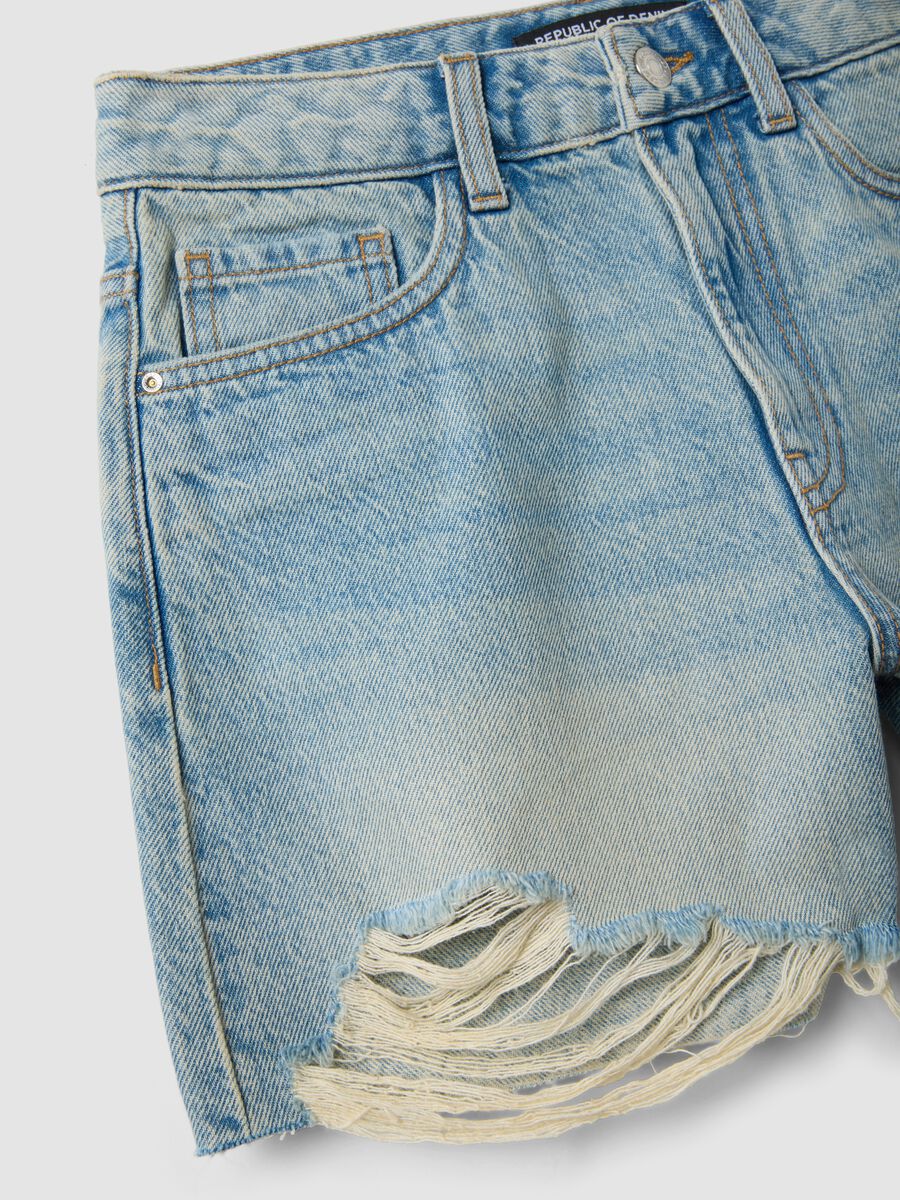 Hellblaue Denim-Shorts aus reiner Baumwolle mit fransigen S&auml;umen_1