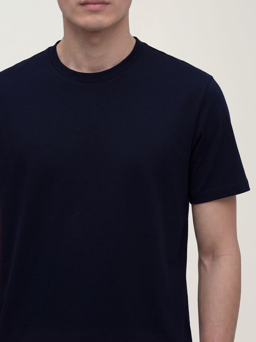 Camiseta negra de algod&oacute;n puro mercerizado, cuello redondo y corte regular_3