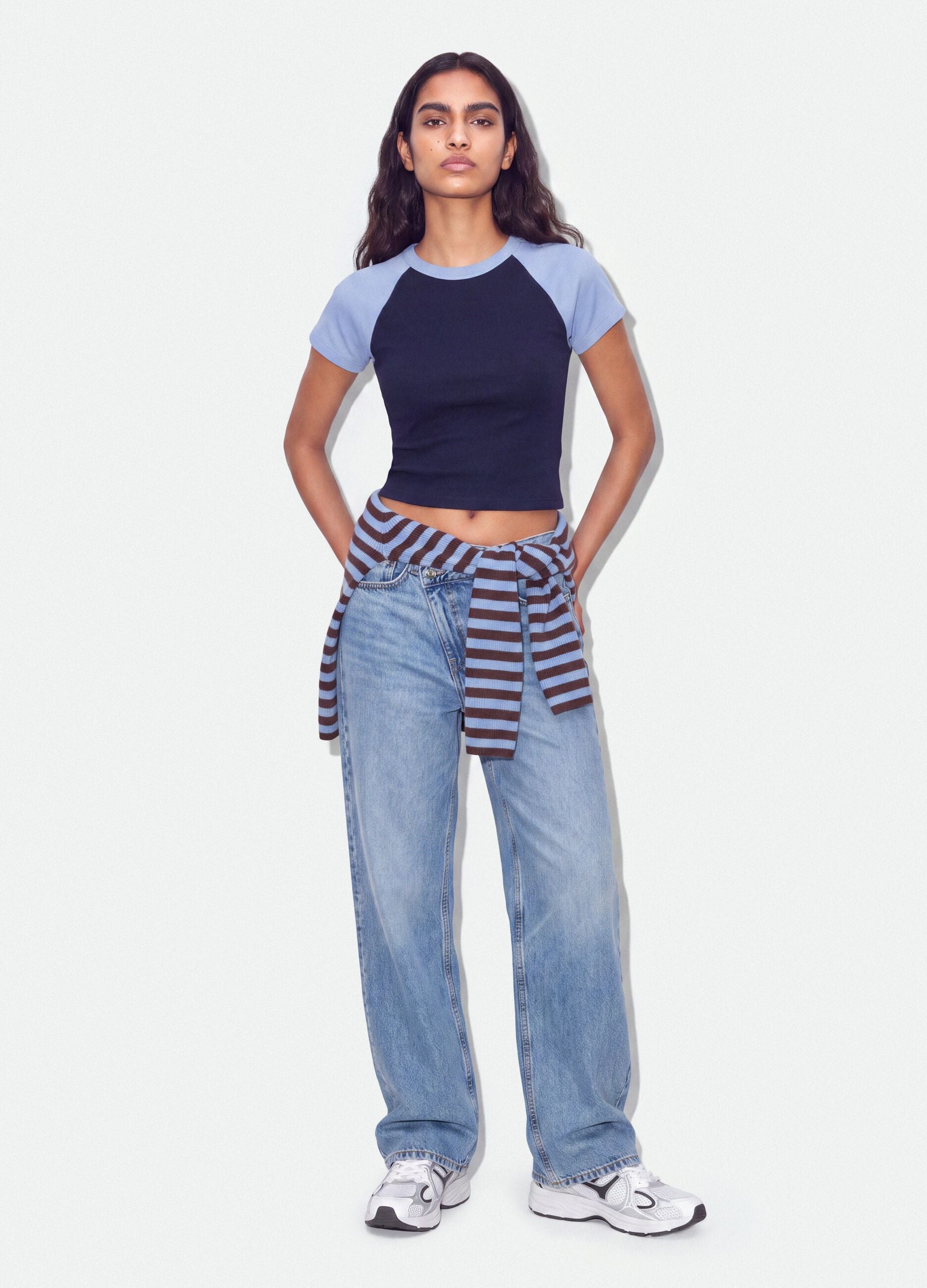 T-shirt blu in cotone elasticizzato a girocollo con maniche a contrasto