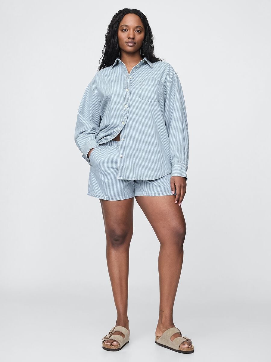 Hellblaue gestreifte Denim-Shorts_4