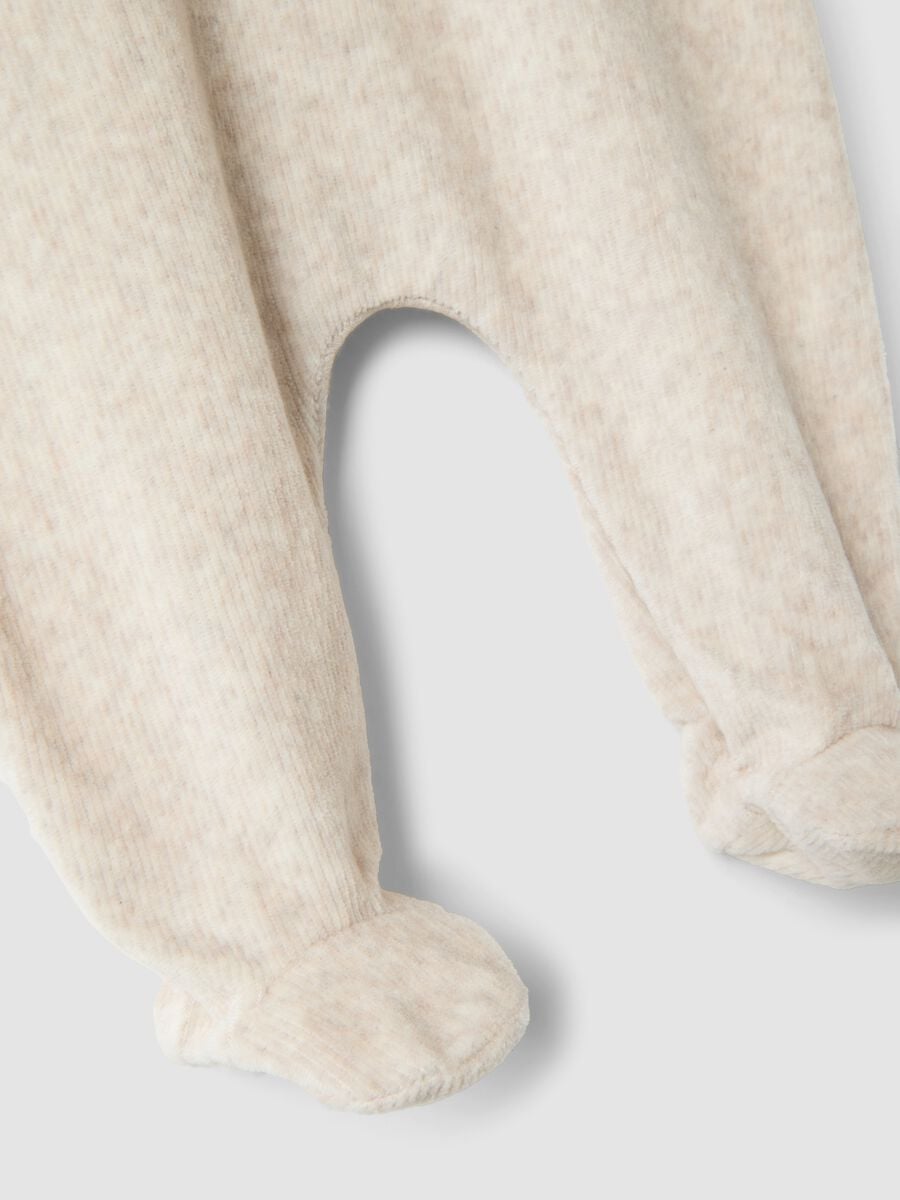 Babygrow bege em mistura de algod&atilde;o org&acirc;nico com pezinhos_3