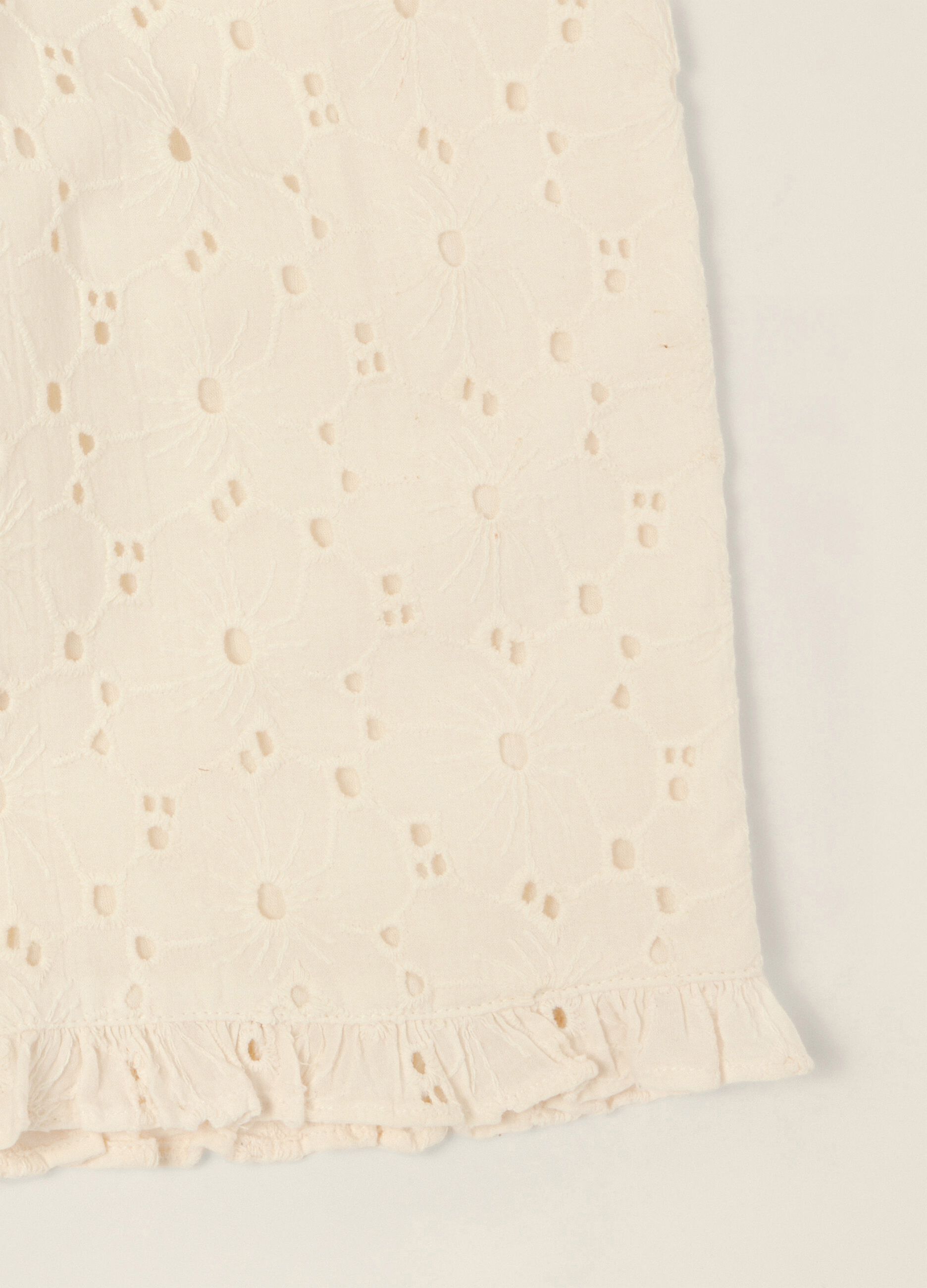 Cal&ccedil;as brancas em algod&atilde;o com textura vazada para beb&eacute; menina