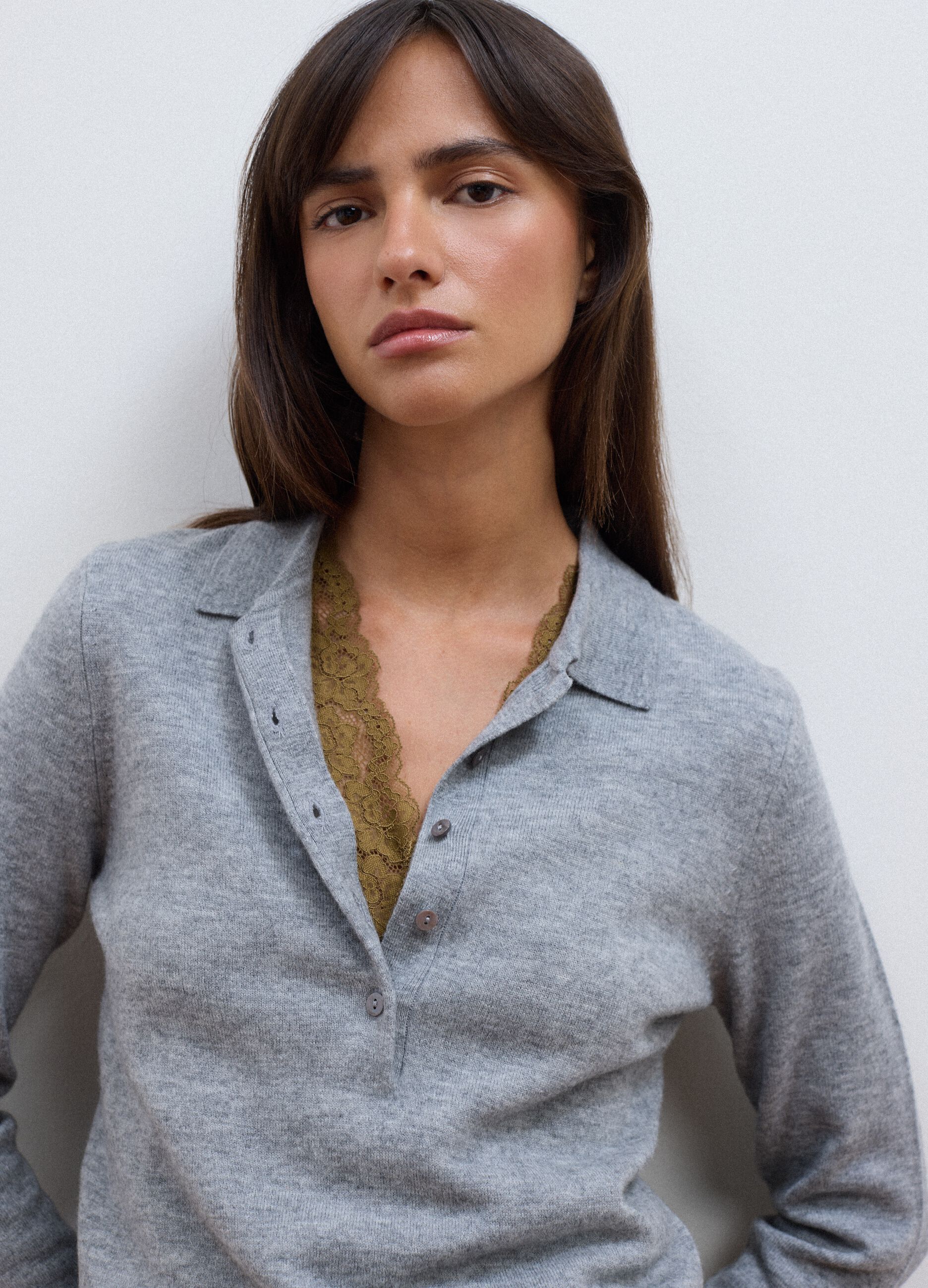 Maglia grigia in pura lana con girocollo