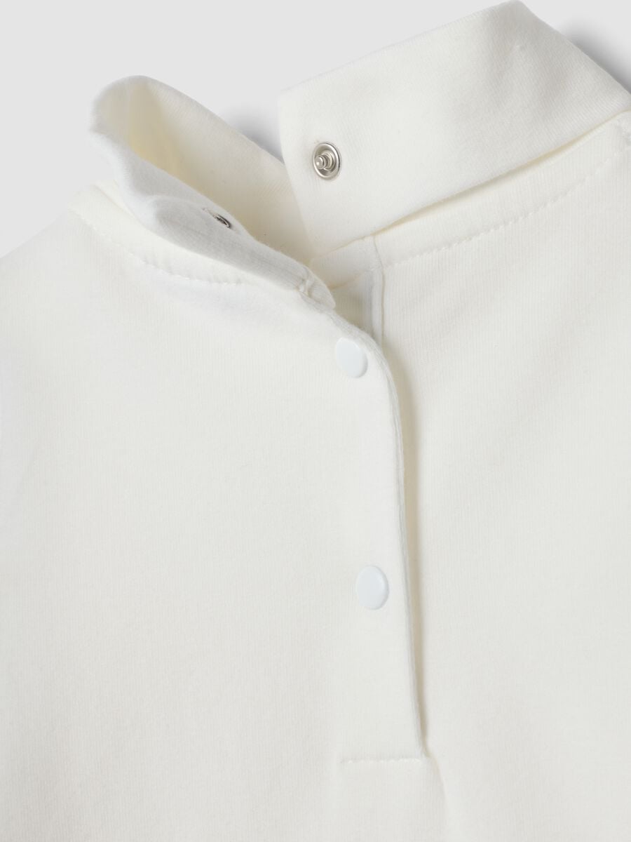 T-shirt bianca in cotone organico elasticizzato con colletto rialzato_3