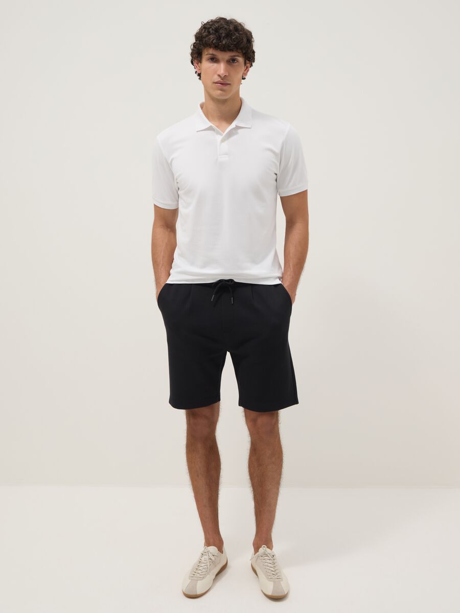 Schwarze Regular-Fit-Shorts aus reiner Baumwolle mit Kordelzug_0