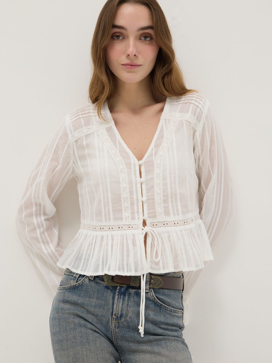 Wei&szlig;e transparente Baumwollbluse, Regular Fit mit R&uuml;schen_0