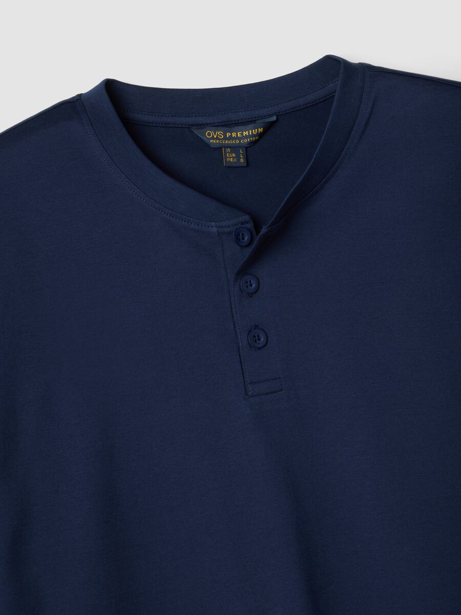 Pigiama blu in puro cotone organico con scollo serafino regular fit_1