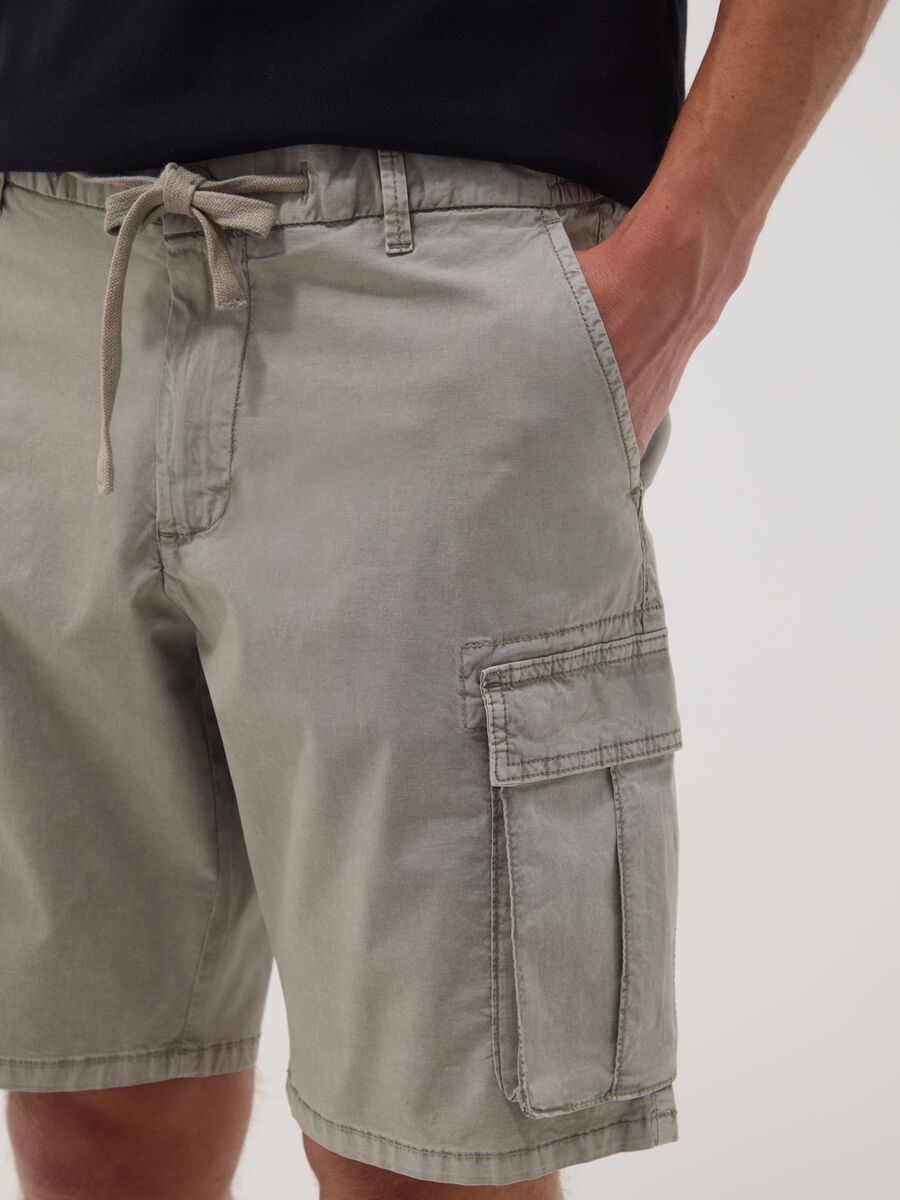 Graue Cargo-Shorts aus elastischer Baumwolle_3