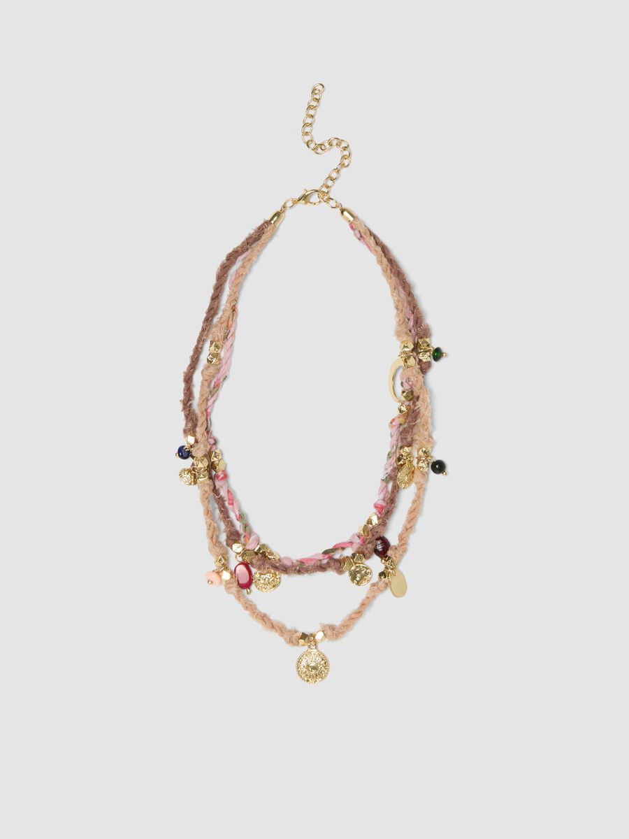 Collier multicolore tress&eacute; avec breloques dor&eacute;es_0