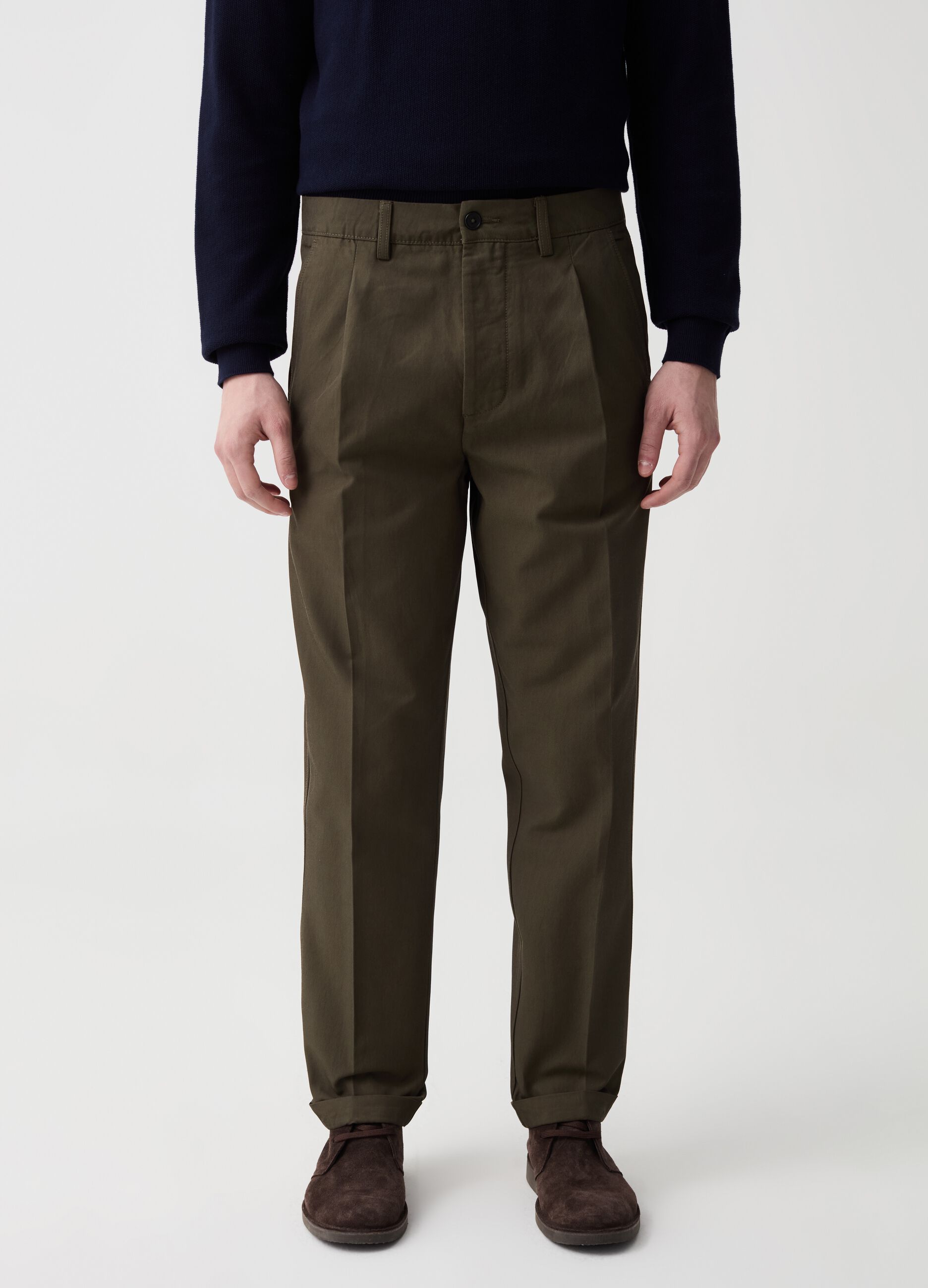 Chino trousers with darts and turn-ups