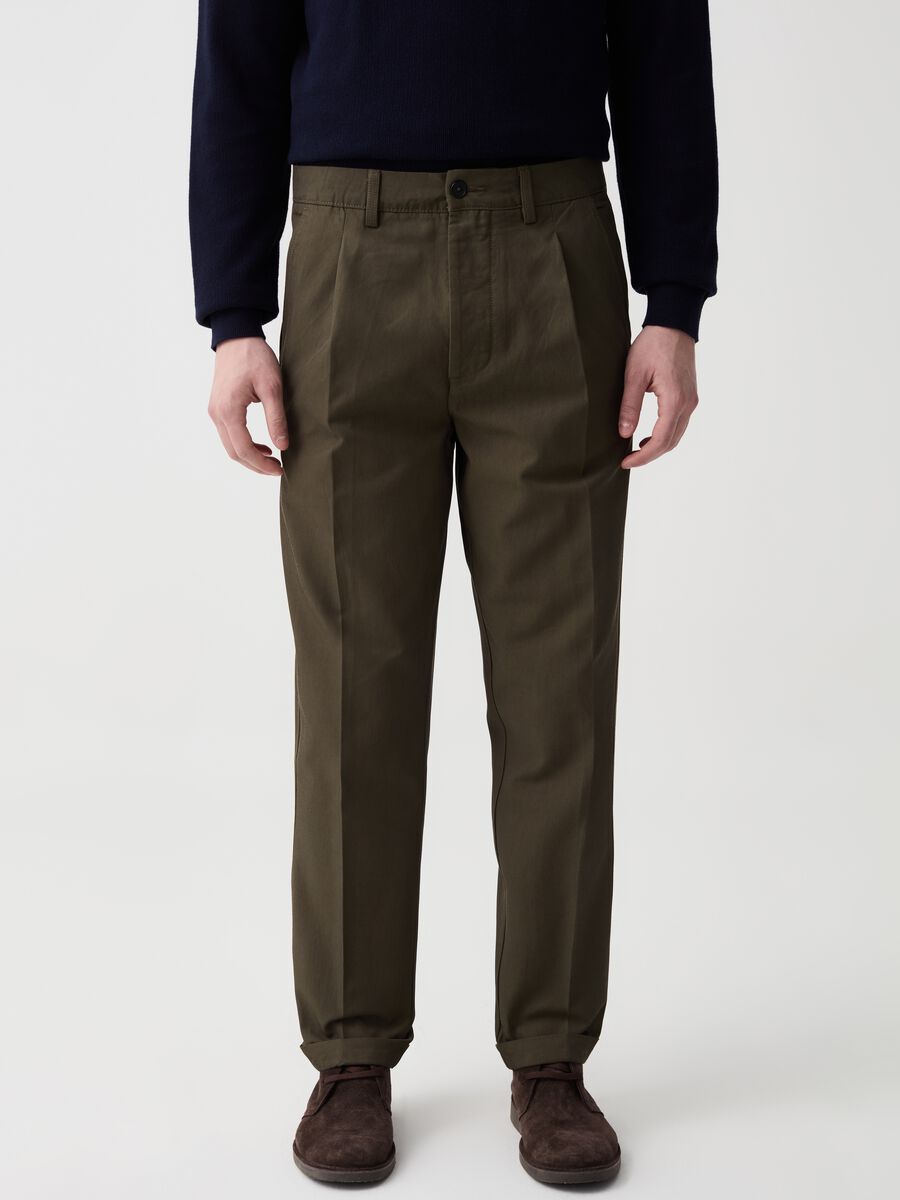 Chino trousers with darts and turn-ups_1