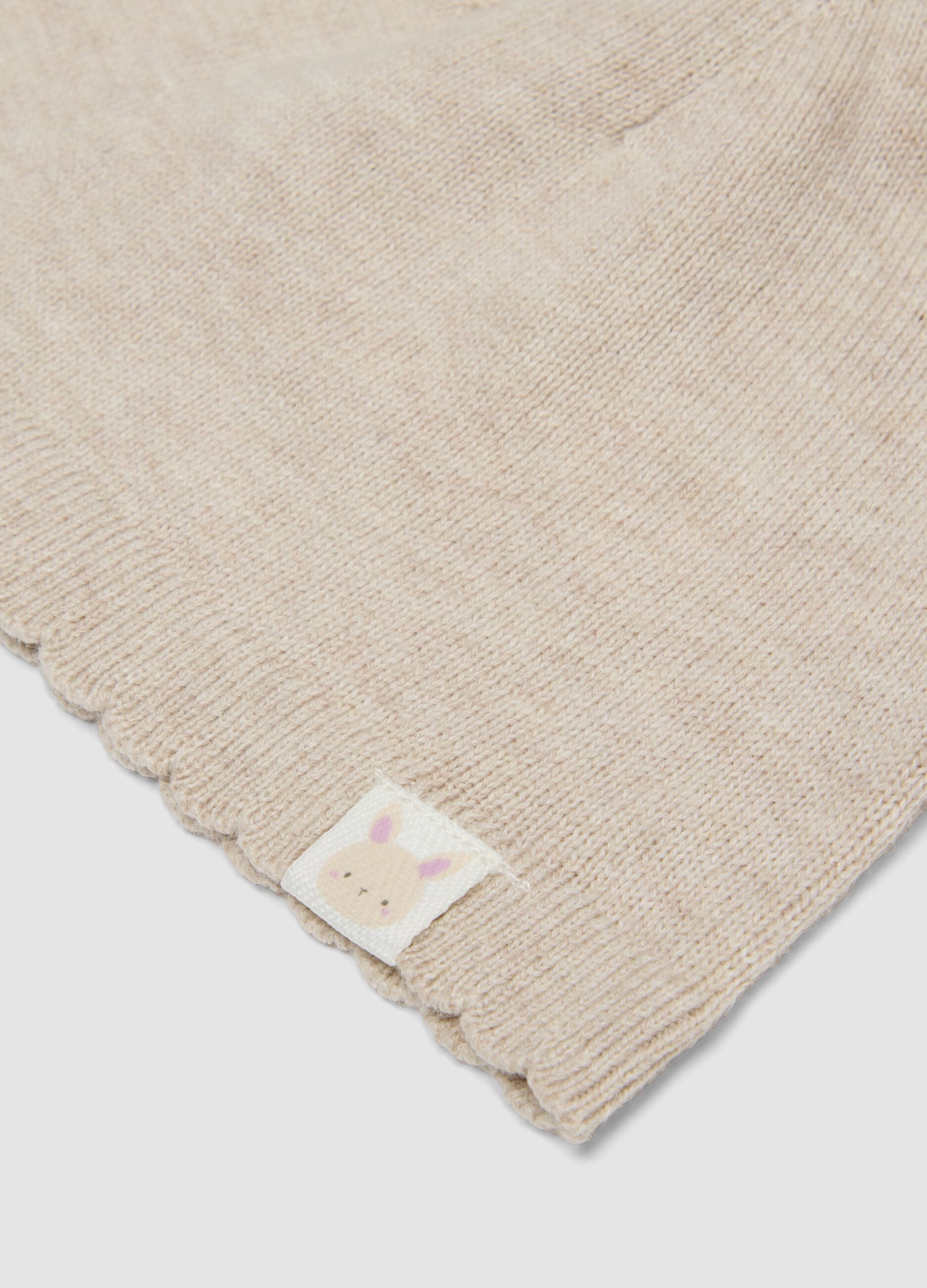 Beige Strickm&uuml;tze aus reiner Bio-Baumwolle mit Pompons f&uuml;r Baby-M&auml;dchen