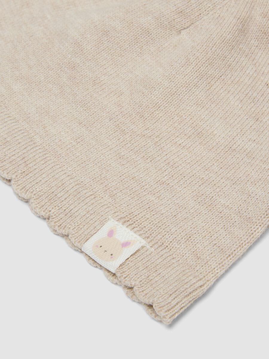 Beige Strickm&uuml;tze aus reiner Bio-Baumwolle mit Pompons f&uuml;r Baby-M&auml;dchen_1