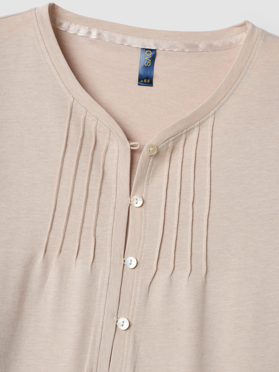 Camisa de noite bege em mistura de algod&atilde;o org&acirc;nico com decote em V_1