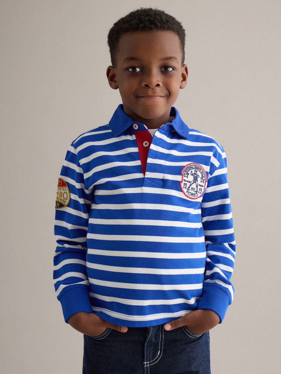 Kinder-Polohemd aus reiner Baumwolle mit mehrfarbigen Streifen und regul&auml;rer Passform mit Aufn&auml;hern_0