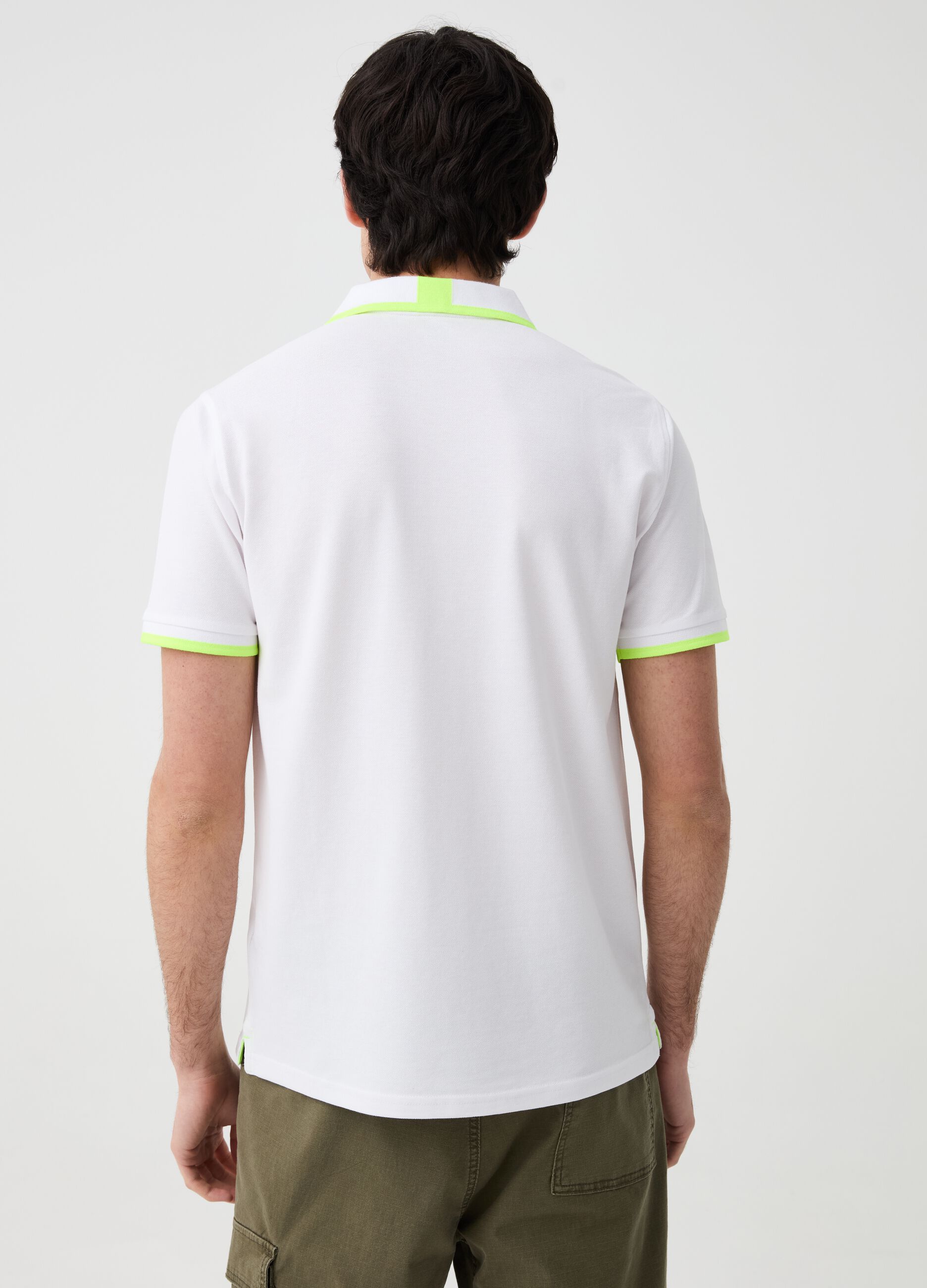 Solid colour polo shirt with fluorescent edging