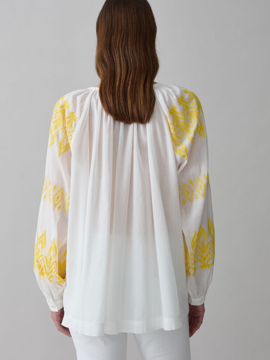 Oversized blouse with ethnic embroidery and tassels_2