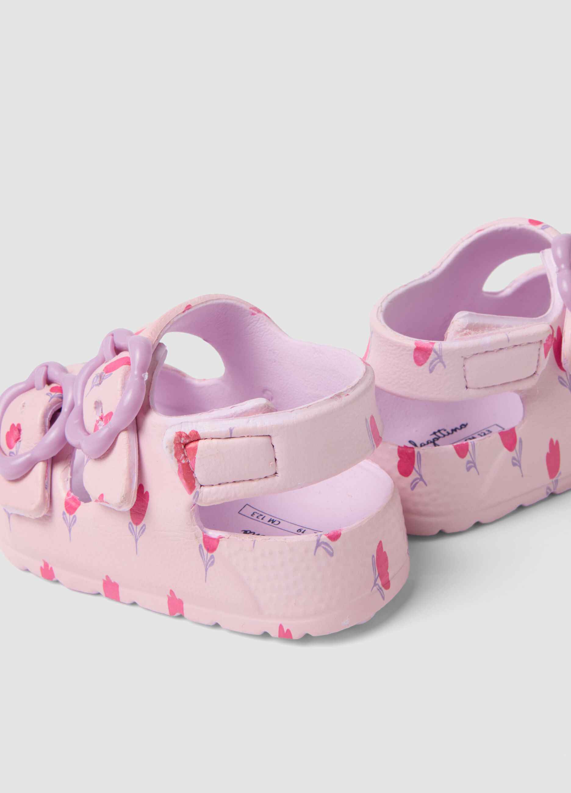 Pink sandals with floral appliqu&eacute;s