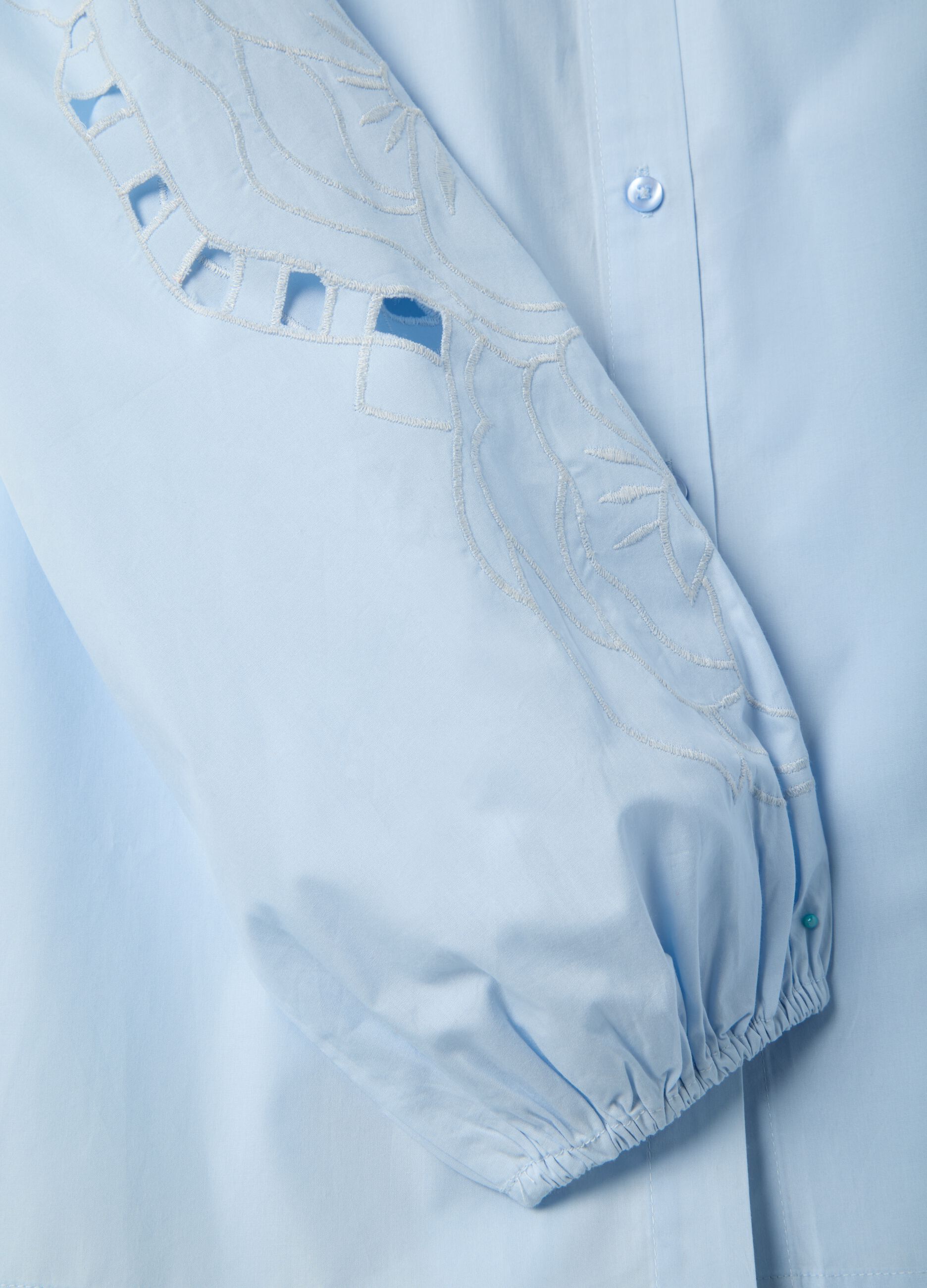 Hellblaues Baumwollhemd im Regular-Fit mit Stickereien
