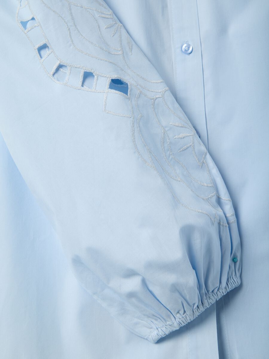 Hellblaues Baumwollhemd im Regular-Fit mit Stickereien_6