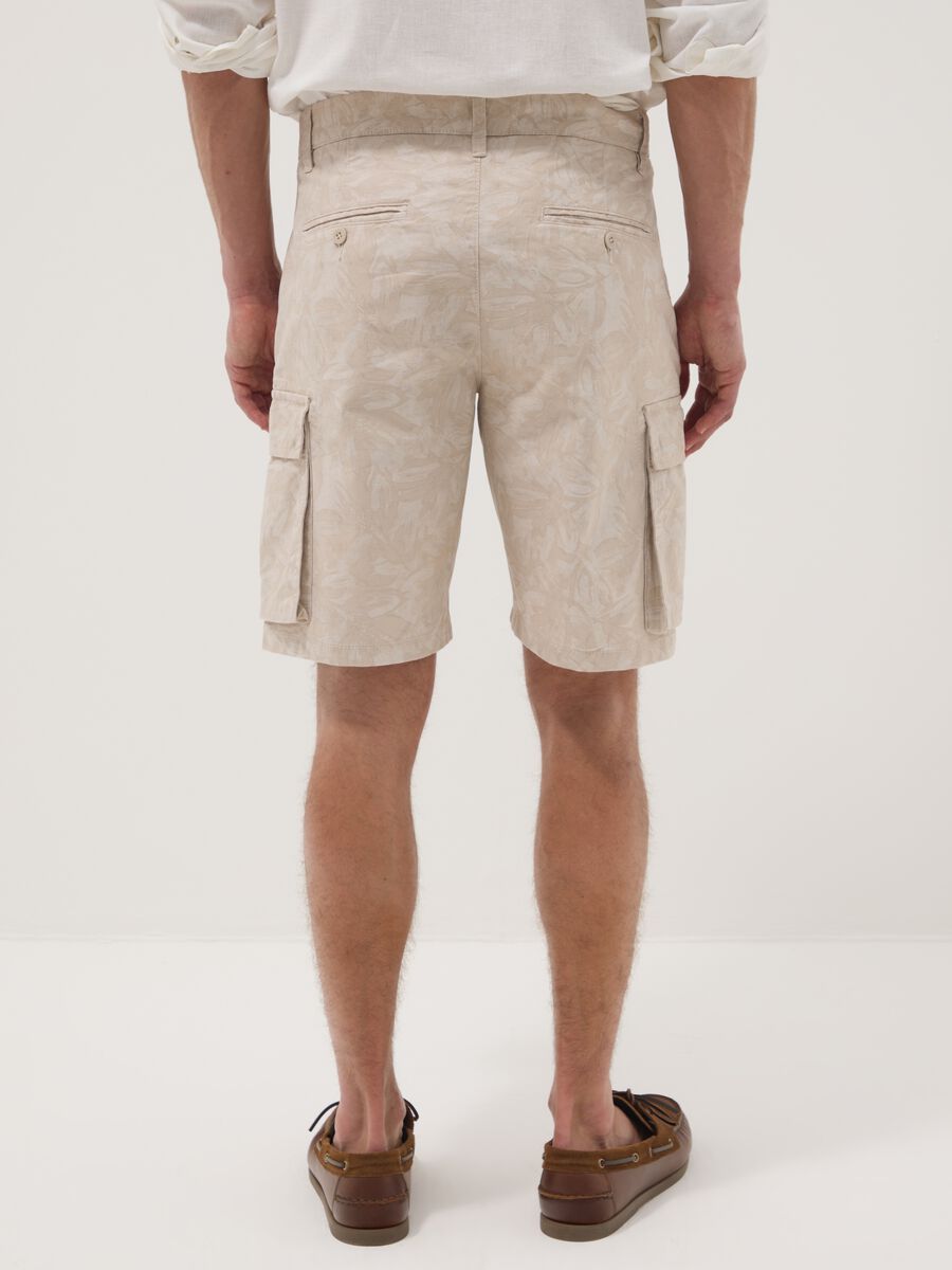 Beige stretch cotton cargo bermuda shorts_2