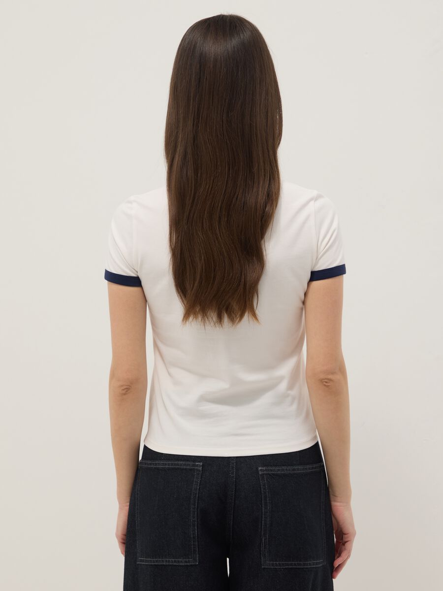 Wei&szlig;e T-Shirt aus elastischer Baumwolle im Regular Fit mit blauem Schriftzug_3