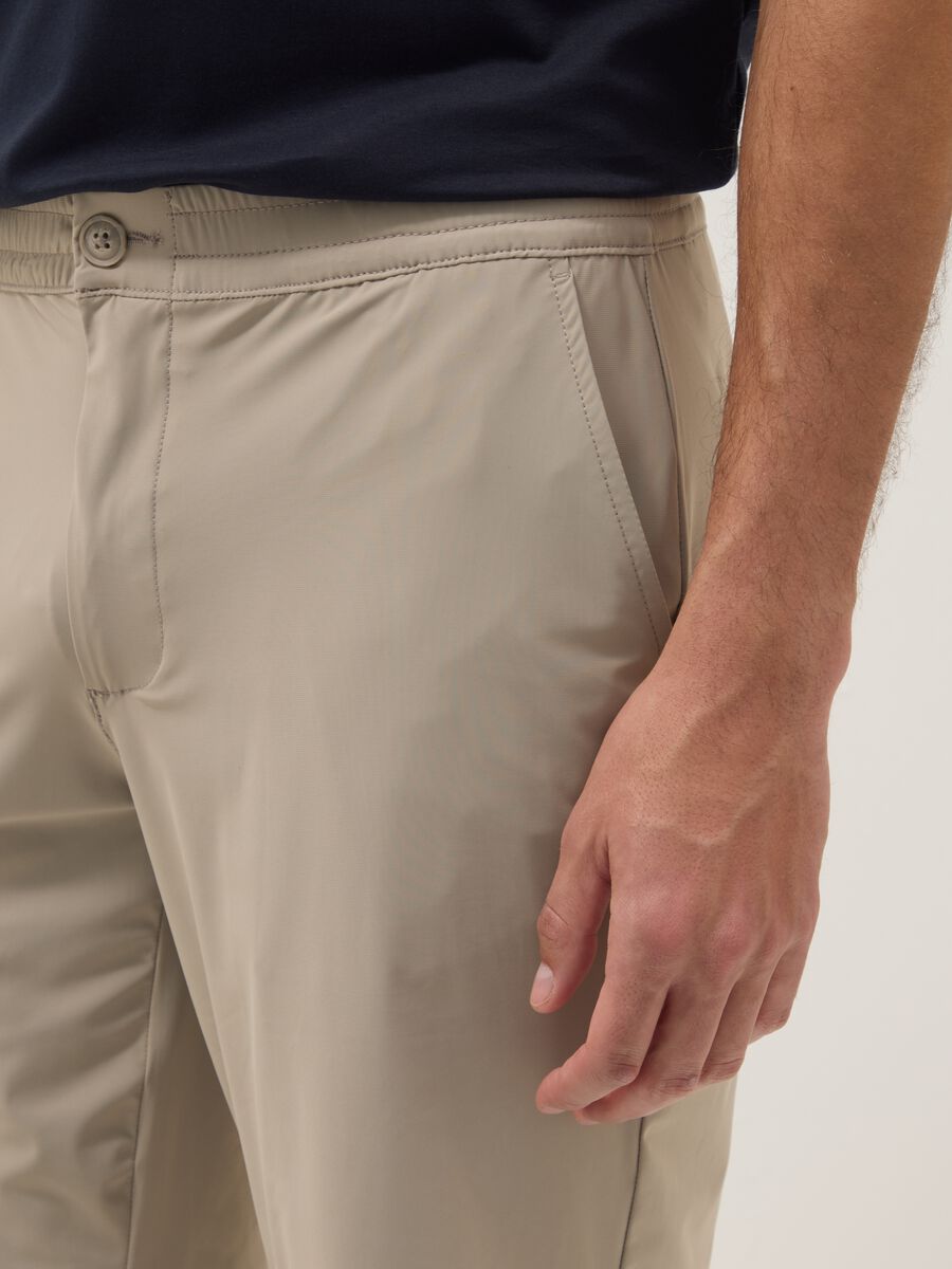 Bermudas jogger beige de tejido el&aacute;stico de corte regular_3