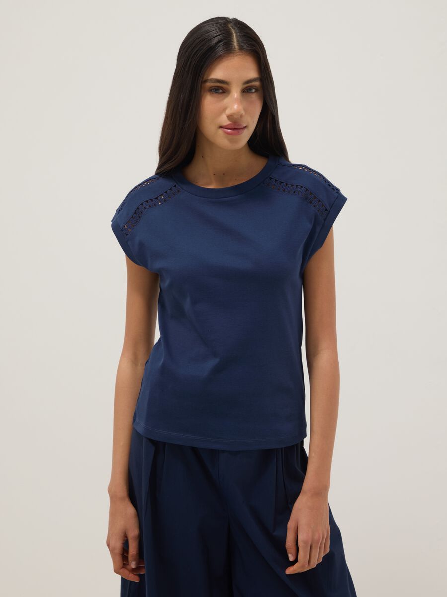 Camiseta azul de algod&oacute;n puro con inserciones caladas_1