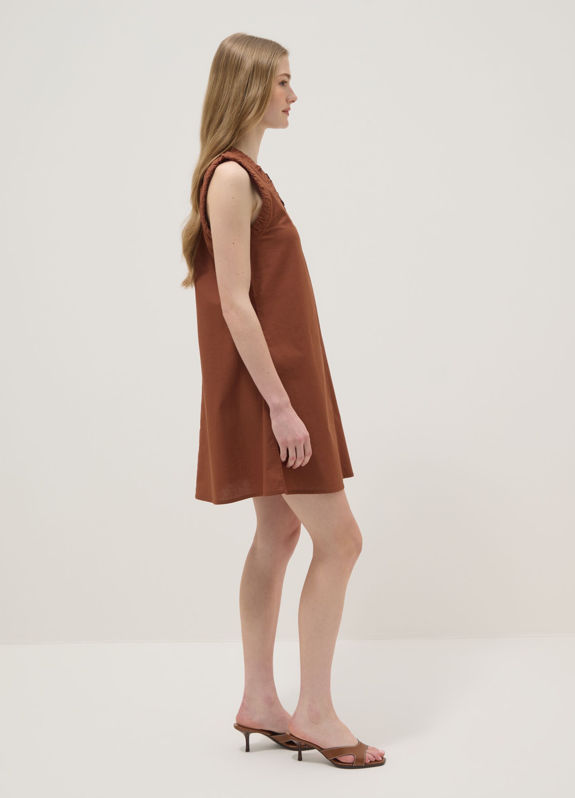 Braunes Mini-Kleid aus reiner Baumwolle in Regular Fit mit gerafftem V-Ausschnitt