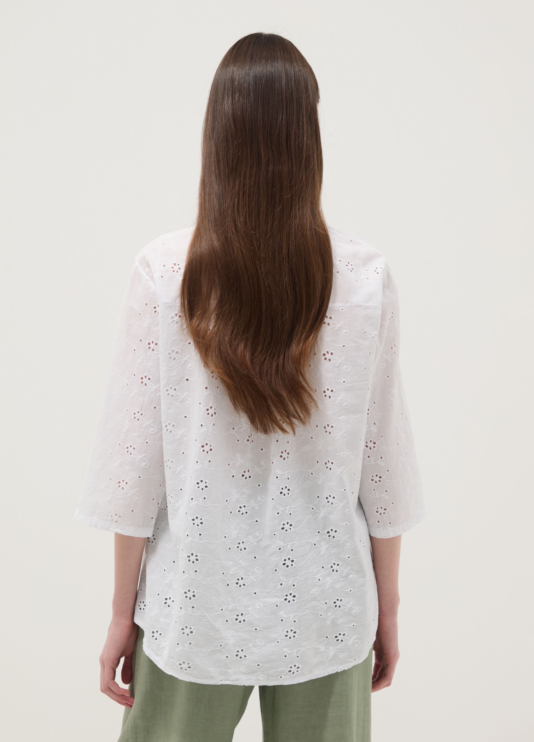 Chemise blanche en coton pur broderie anglaise, coupe regular