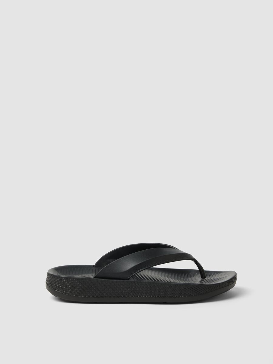 Chinelos de dedo pretos_0