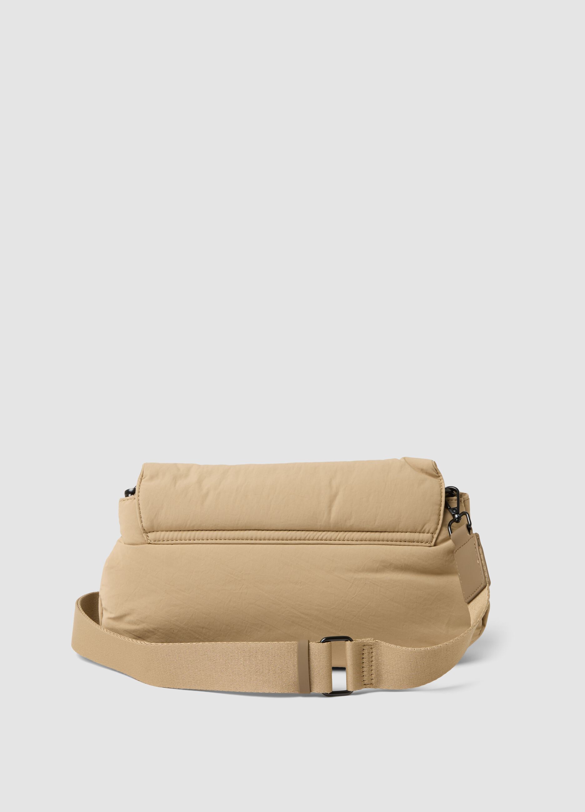 Borsa beige a tracolla con patta e spalla regolabile