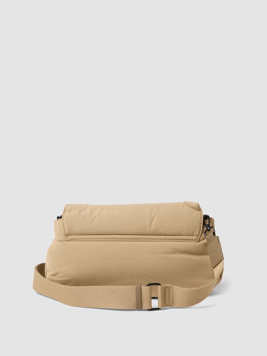 Borsa beige a tracolla con patta e spalla regolabile_2