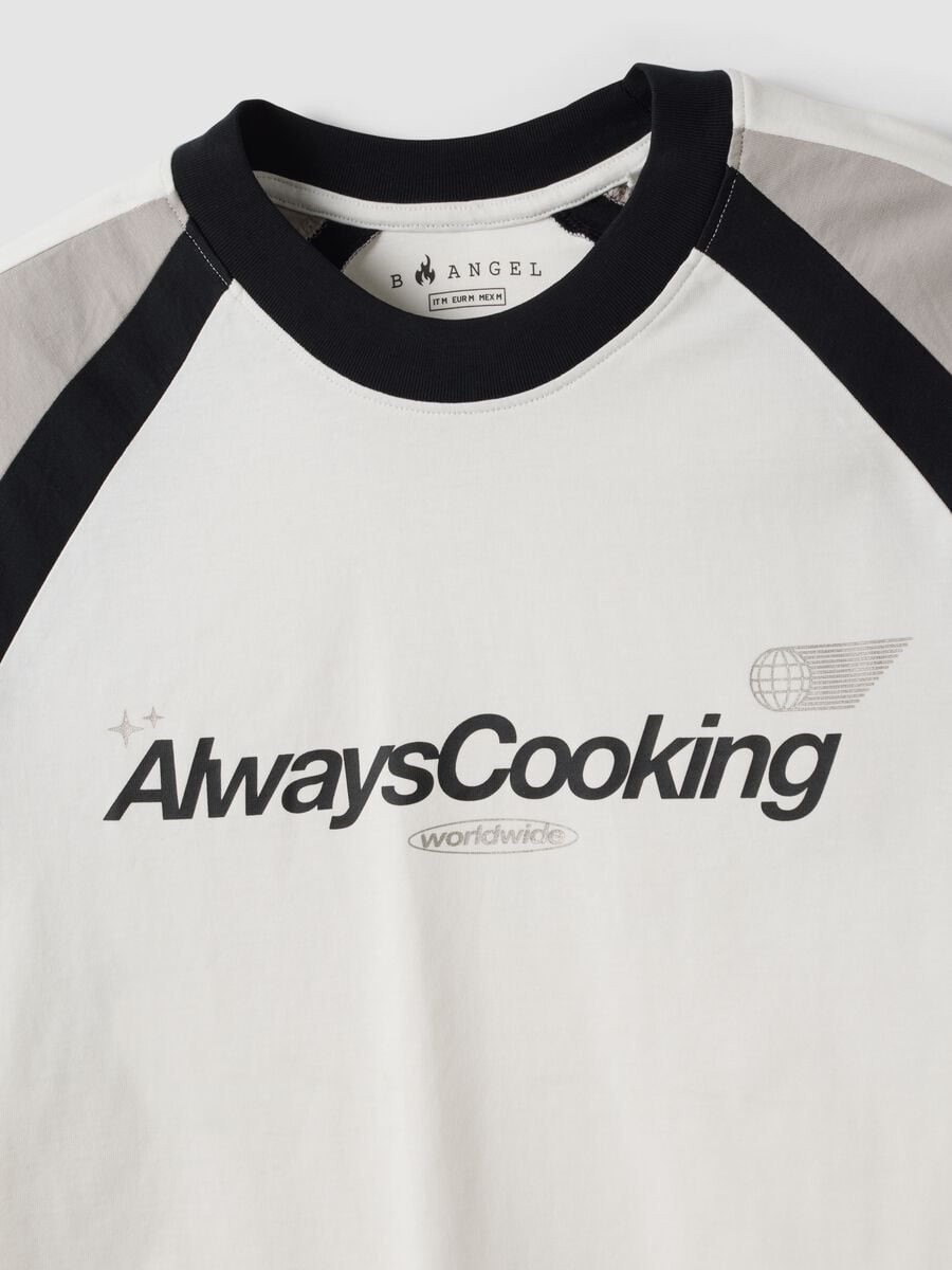 Wei&szlig;es T-Shirt aus reiner Baumwolle mit Rundhalsausschnitt und Schriftzug &bdquo;Always Cooking&ldquo;_1