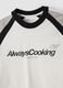 Wei&szlig;es T-Shirt aus reiner Baumwolle mit Rundhalsausschnitt und Schriftzug &bdquo;Always Cooking&ldquo;_1