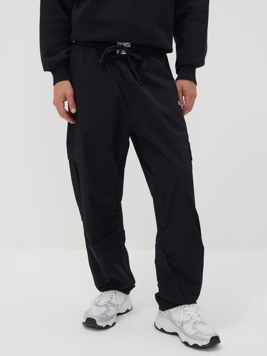 Black sporty cargo trousers with drawstring_1