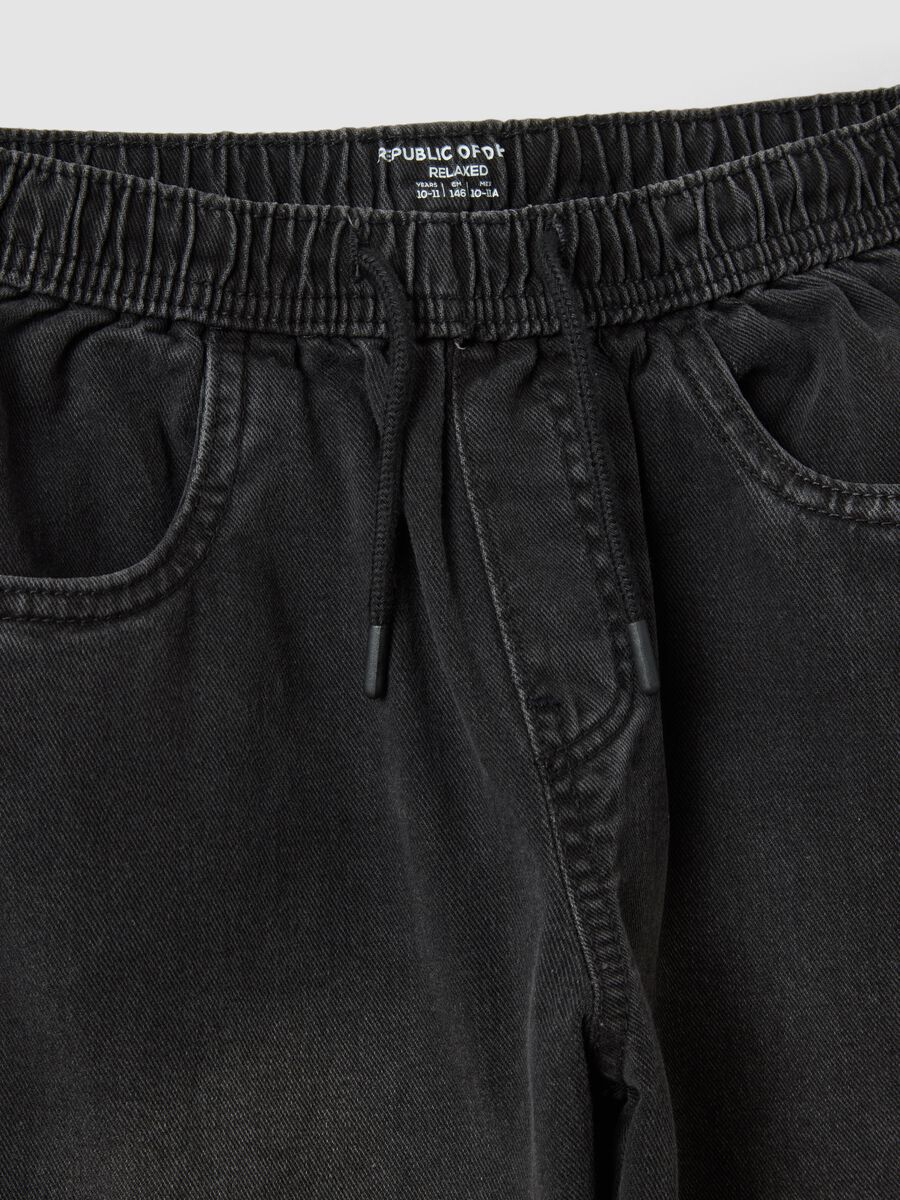 Schwarze Denim-Jogger aus reiner Baumwolle mit Cargo-Taschen, Relaxed Fit_2