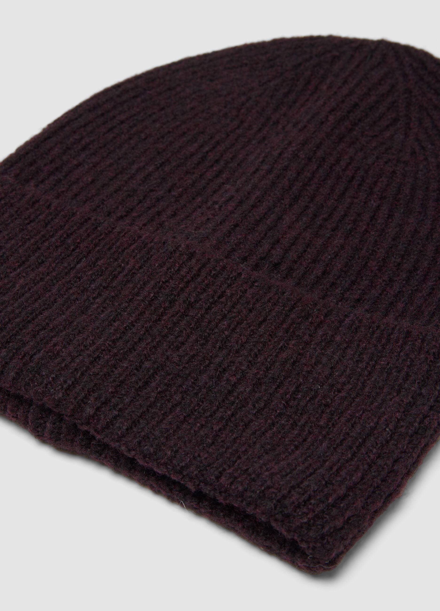 Bordeauxroter Rippstrick-Beanie aus elastischer Wolle